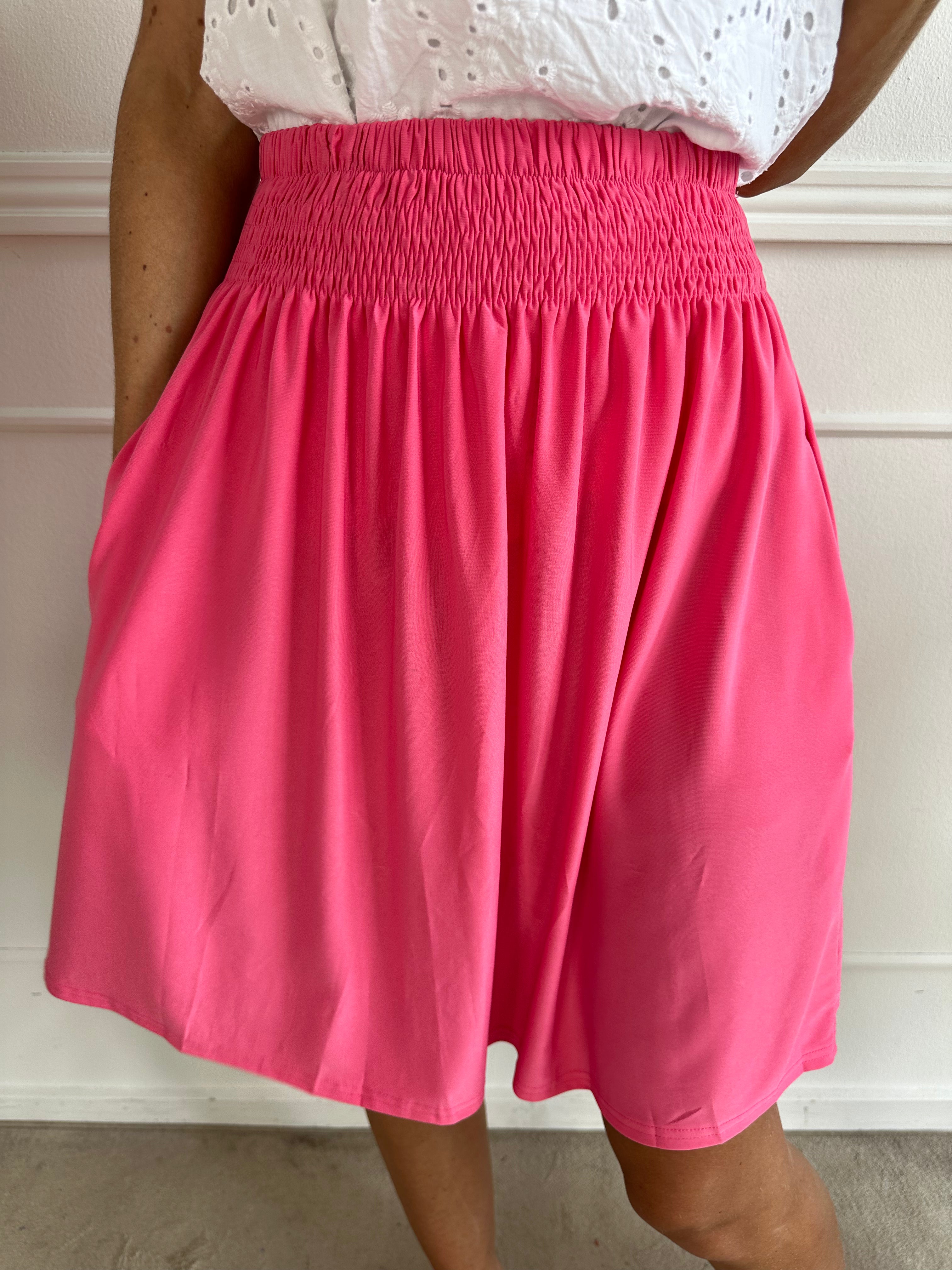 Pams Plain Short Skirt - Kort kjol i stretchigt tyg med fickor